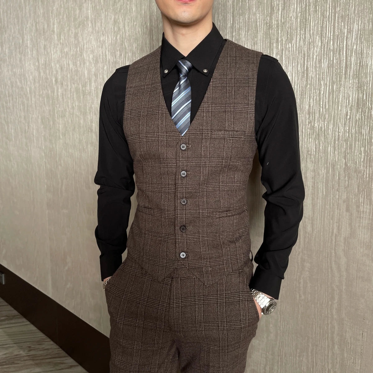 Mandotos International men's 3-piece British Korean plaid suit set, featuring a blazer, vest, and trousers for business casual wear.