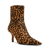 Steve Madden Alston women's leopard ankle boot in size 7.5 with stylish leopard print and sleek ankle design.