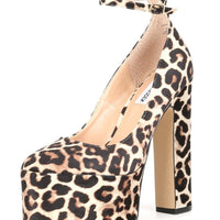 Steve Madden Skyrise women's leopard print pump in size 7.5, featuring a stylish pointed toe and high heel.