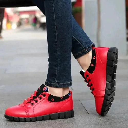 Mandotos Korean student shoes with white soles and black upper, featuring lace-up design and casual style.