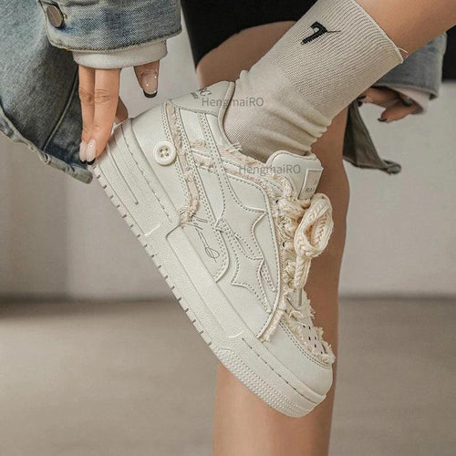 Mandotos leather casual sneakers with white soles and stylish design, suitable for everyday wear.