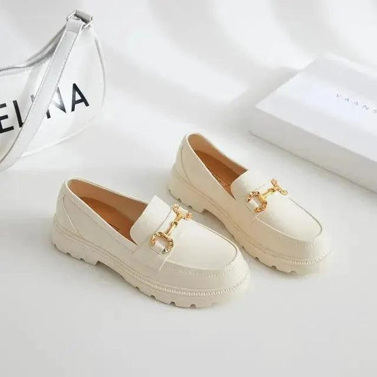 Mandotos women's loafers shoes in black leather with slip-on design and low heel, stylish and comfortable for everyday wear.