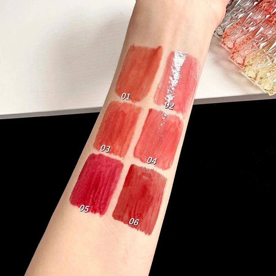 Mandotos long-lasting moisturizing lip gloss with waterproof, mirror finish, shiny and smooth lips in close-up shot.