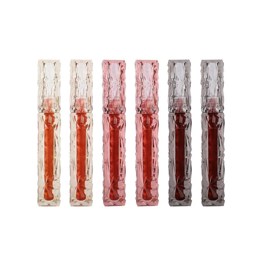 Mandotos long-lasting moisturizing lip gloss with waterproof, mirror finish, showcasing glossy, smooth lips.