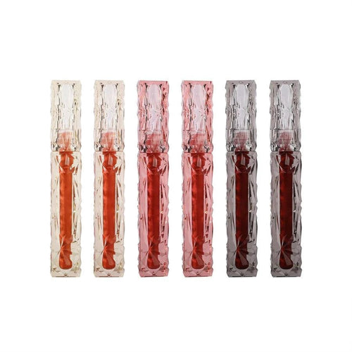 Mandotos long-lasting moisturizing lip gloss with waterproof, mirror finish, showcasing glossy, smooth lips.
