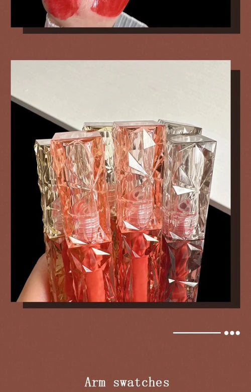 Mandotos long-lasting lip gloss with moisturizing, waterproof formula and mirror-like finish, applied on lips for a shiny look.