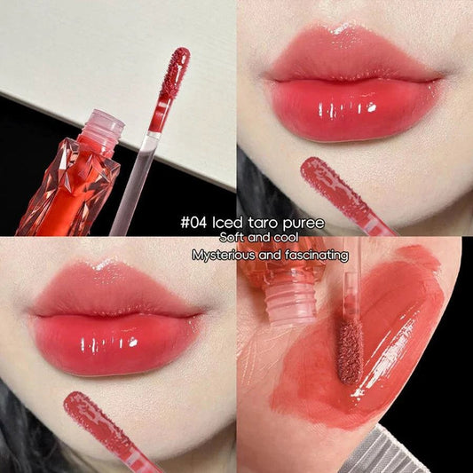 Mandotos long-lasting lip gloss with moisturizing, waterproof formula and mirror-like finish, applied on lips for a glossy look.
