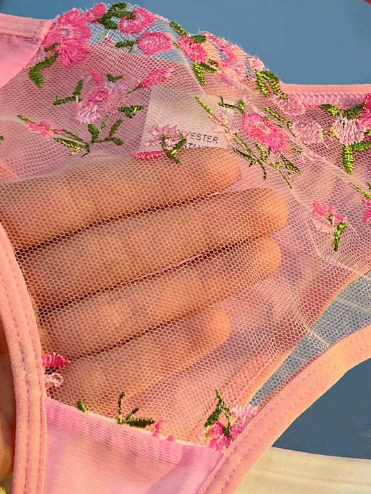 Mandotos Luxe Lingerie floral embroidery 2-piece set featuring delicate lace details and elegant design for confident women.