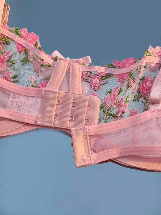 Mandotos Luxe Lingerie 2-piece set with floral embroidery, featuring delicate lace details and feminine design for confident women.