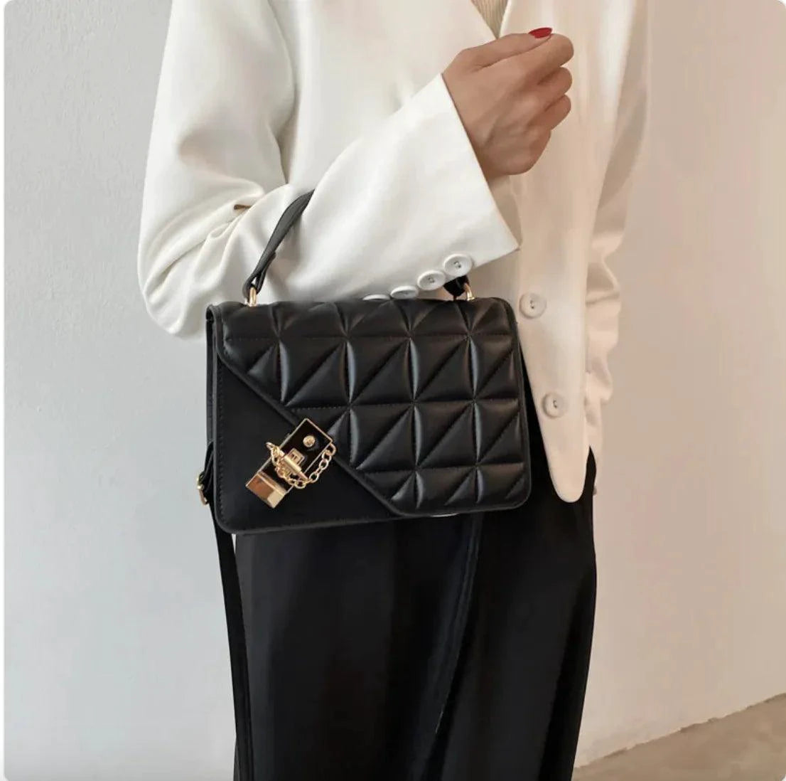 Mandotos black rhombus pattern PU leather shoulder bag with zipper closure, compact 22x14x7 cm messenger style.