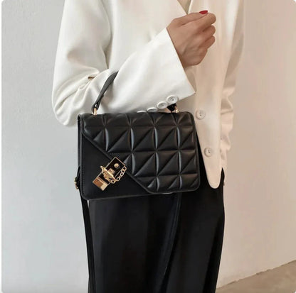 Mandotos black rhombus pattern PU leather shoulder bag with zipper closure, compact 22x14x7 cm messenger style.