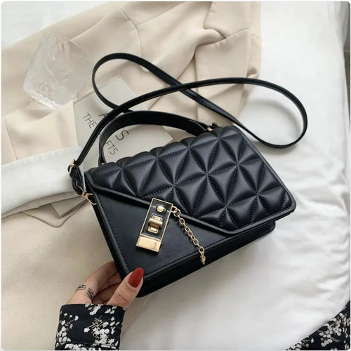 Mandotos black rhombus pattern PU leather shoulder bag with zipper closure, compact messenger style, measures 22x14x7 cm.