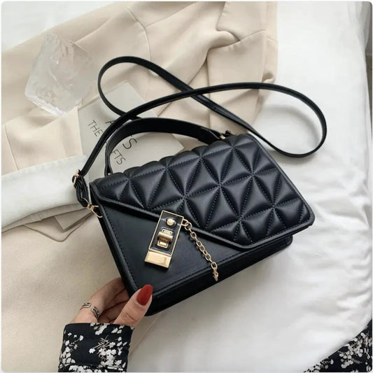 Mandotos black rhombus pattern PU leather shoulder bag with zipper closure, compact messenger style, measures 22x14x7 cm.