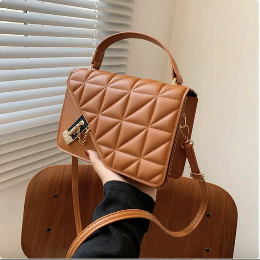 Mandotos black rhombus pattern PU leather shoulder bag with zipper closure, compact messenger style, 22x14x7 cm.