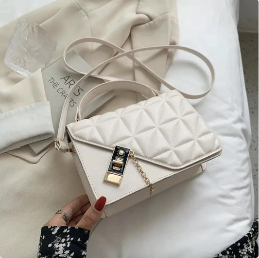 Mandotos black rhombus pattern PU leather shoulder bag with zipper closure, compact messenger style, 22x14x7 cm for everyday use.