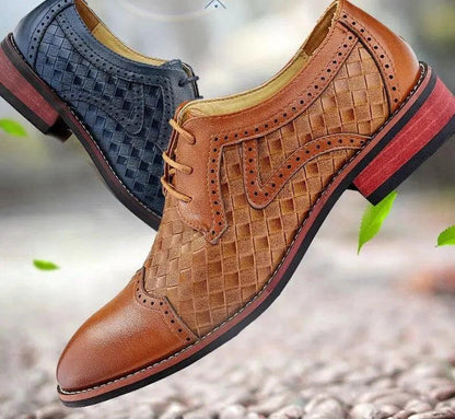 Men's pointed leather dress shoes by MANDOTOS in Korean style, featuring sleek design and polished black leather.