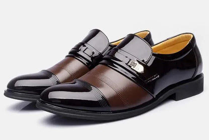 Mandotos patent leather shoes with sleek, shiny finish and classic design, suitable for formal or stylish occasions.