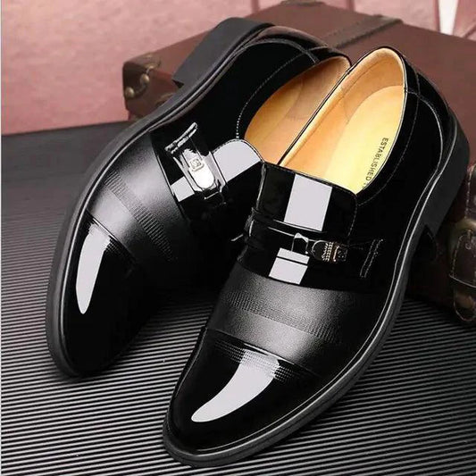 Mandotos patent leather shoes with glossy finish, stylish design, and rounded toe for formal or casual wear.