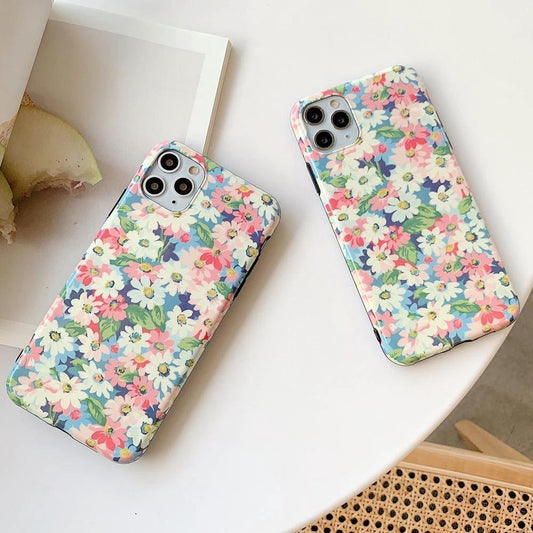Mandotos retro daisy phone case with colorful floral design for smartphones, offering stylish protection.