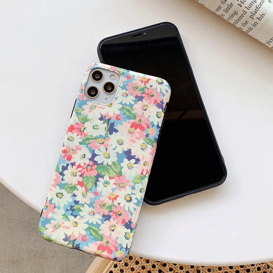 Mandotos retro daisy phone case with colorful daisy pattern, compatible with smartphones, protective and stylish.