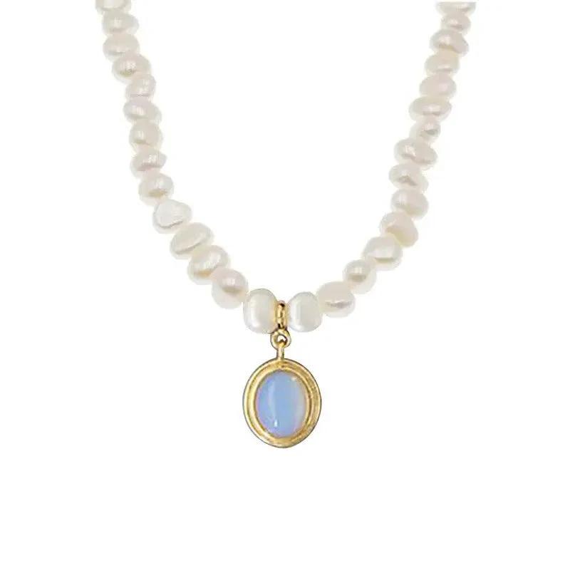 Mandotos round medal pearl necklace with irregular pearls, featuring a elegant and unique jewelry design.