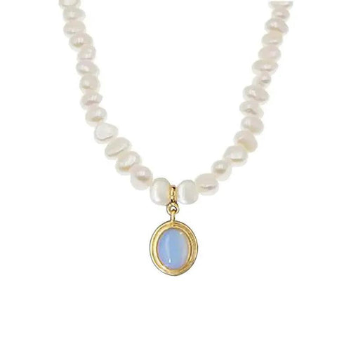 Mandotos round medal pearl necklace with irregular pearls, featuring a elegant and unique jewelry design.