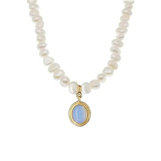 Mandotos round medal pearl necklace with irregular pearls, featuring a elegant and unique jewelry design.