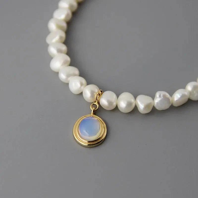 Mandotos round medal pearl necklace featuring irregular pearls, elegant jewelry with a classic design.