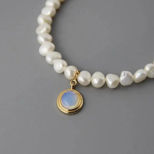 Mandotos round medal pearl necklace featuring irregular pearls, elegant jewelry with a classic design.