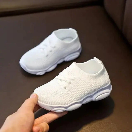 Mandotos children's sneakers for girls and boys, casual sport shoes with colorful design and comfortable fit for kids.