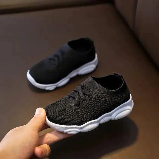 Mandotos children's sneakers for girls and baby boys, casual sport shoes with colorful design and comfortable fit.