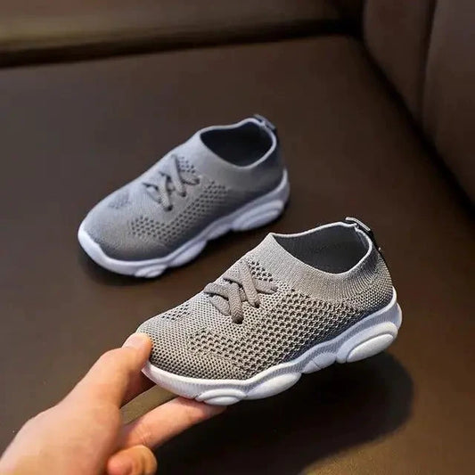 Mandotos children's sneakers for girls and baby boys, sporty casual shoes with colorful design and comfortable fit.