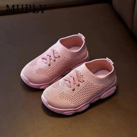 Mandotos children's sneakers for girls and baby boys, sporty casual shoes with colorful design and comfortable fit.