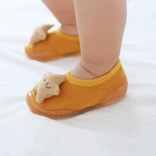 Mandotos toddler shoes in soft fabric with velcro straps, suitable for young children and easy to put on.