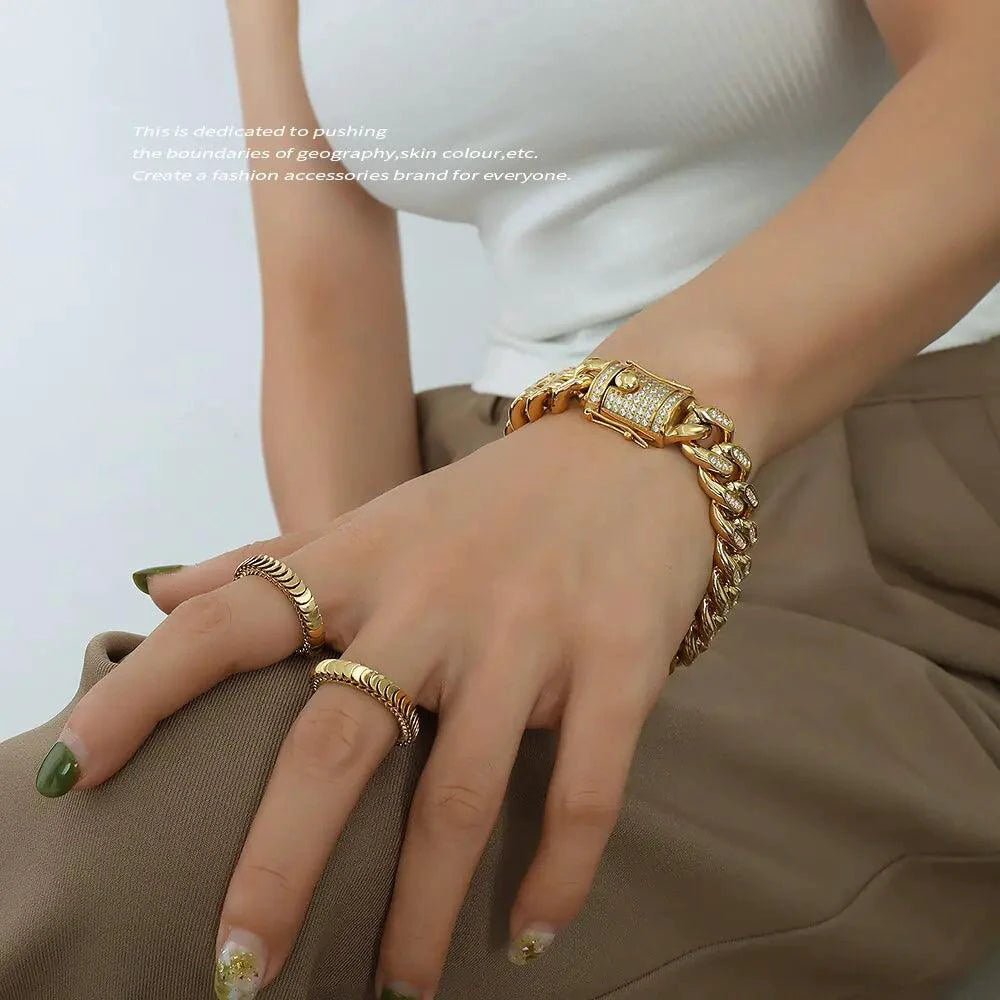 Mandotos TOSOKO 18K gold-plated Cuban chain set with sparkling zircon stones, featuring a thick, stylish chain design.