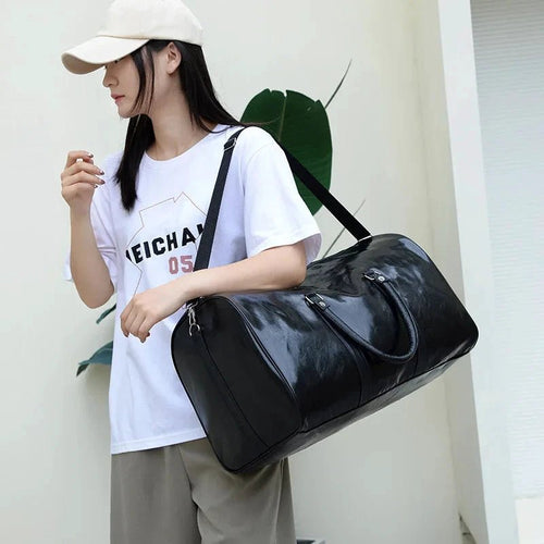 Mandotos travel bag for men and women, made of PU leather with a large capacity, shoulder strap, and versatile duffle-style design.