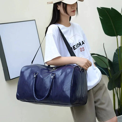 Mandotos men's travel bag made of PU leather with shoulder strap, large capacity tote, duffle, crossbody style, suitable for sports or luggage.