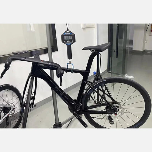 Mandotos Twitter 700x25C carbon road bicycle with hydraulic disc brakes, 50mm carbon wheels, wireless shifter, and racing design.