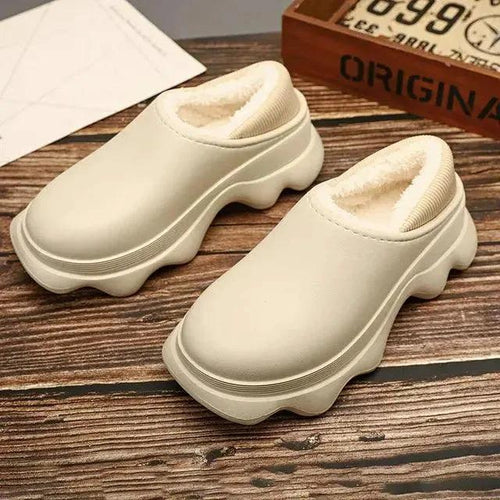 Mandotos warm outdoor shoes with insulated lining and rugged sole for hiking and winter outdoor activities.