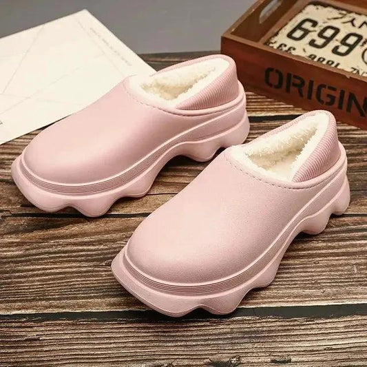 Mandotos warm outdoor shoes with insulated lining and rugged soles, designed for comfort and durability in cold weather.