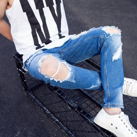 Mandotos women's summer oversized ripped cropped jeans with trendy K-style and scrapes, showcasing a relaxed, fashionable fit.