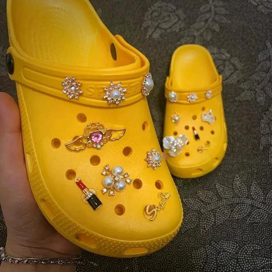 Mandotos women’s slippers shoes clogs with comfortable slip-on design and cozy interior, perfect for casual wear.