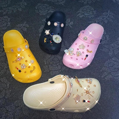 Mandotos women’s slippers shoes clogs with comfortable slip-on design and cozy interior for indoor wear.