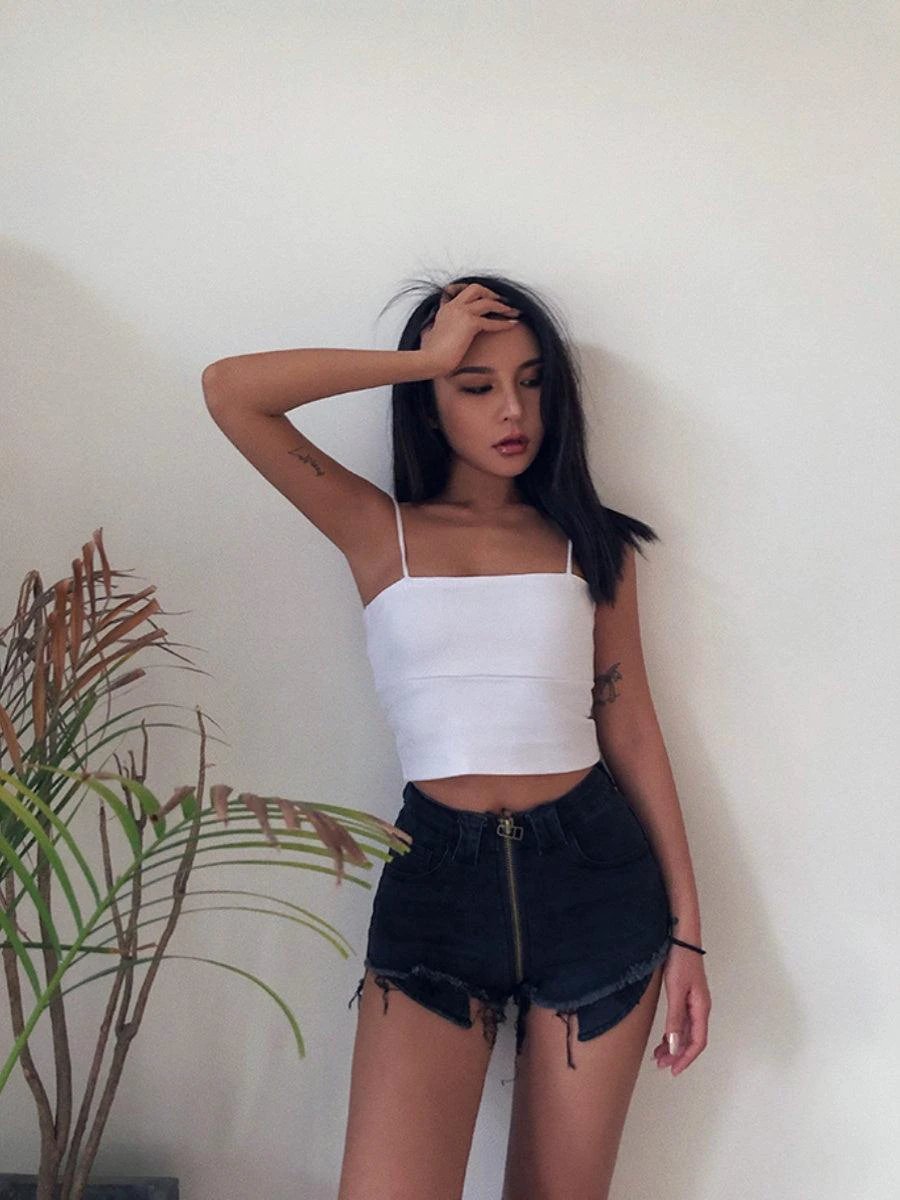 Mandotos Xuan Ya high-waisted denim shorts with hip zipper, casual summer style, showcasing the fit and trendy design.