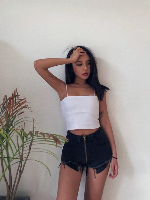 Mandotos Xuan Ya high-waisted denim shorts with hip zipper, casual summer style, showcasing the fit and trendy design.