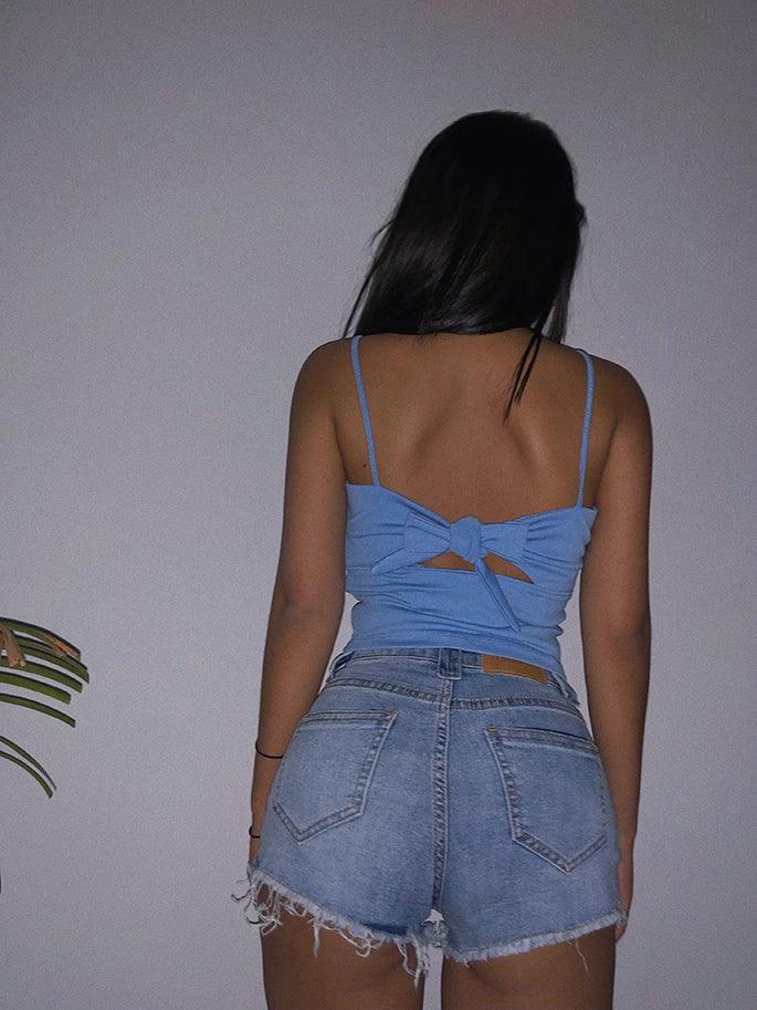Mandotos Xuan Ya high-waisted denim shorts with hip zipper, casual summer style, shown on a model with a relaxed pose.
