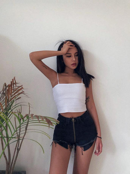 Mandotos Xuan Ya high-waisted denim shorts with hip zipper, casual summer style, showcasing fitted cut and trendy design.