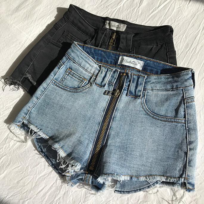 Mandotos Xuan Ya high-waisted denim shorts with hip zipper, showcasing a stylish fit and modern design.