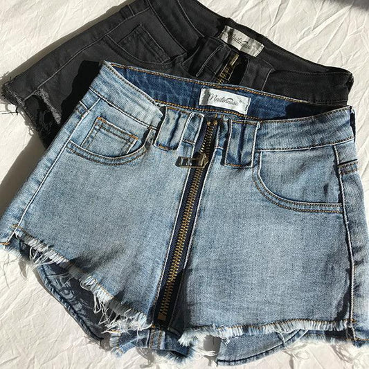 Mandotos Xuan Ya high-waisted denim shorts with hip zipper, styled for casual wear and effortless fashion.