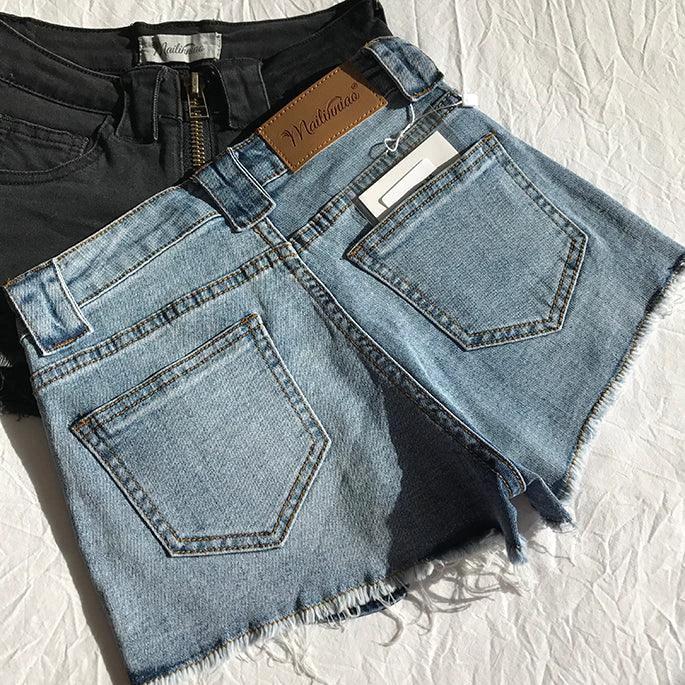 Mandotos Xuan Ya high-waisted denim shorts with hip zipper, casual style, showcasing the fit and trendy design.